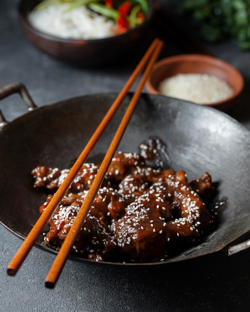 Foto grátis delicioso prato de frango de ângulo alto