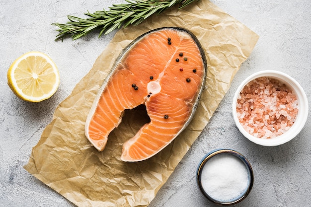 Foto grátis delicioso salmão com ervas.