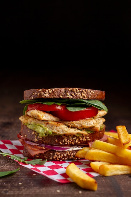 Delicioso sanduíche e batatas fritas arranjadas