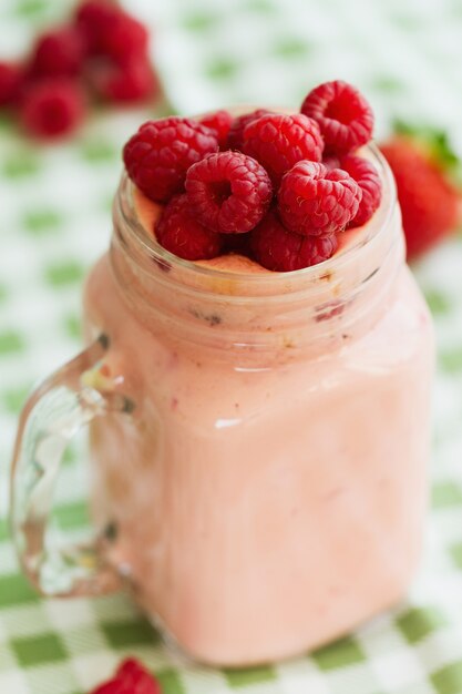 Foto grátis delicioso smoothie com framboesas