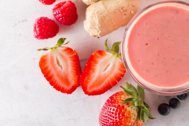 Delicioso smoothie vermelho com morango