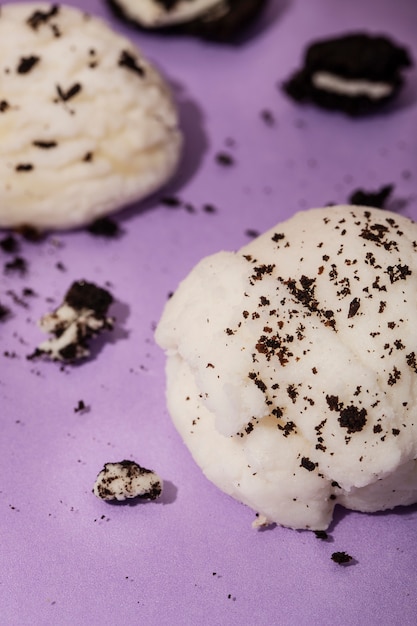 Foto grátis delicioso sorvete com biscoitos alto ângulo