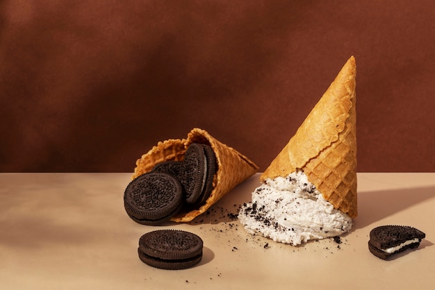 Foto grátis delicioso sorvete com biscoitos em cone