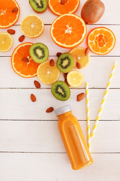 Foto grátis delicioso suco de frutas feito de laranja e kiwi