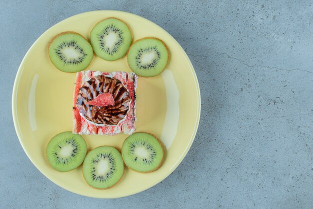 Foto grátis delicioso suco de romã com sementes e palha.