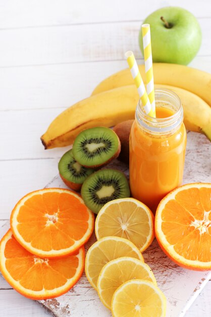 Delicioso suco feito com várias frutas