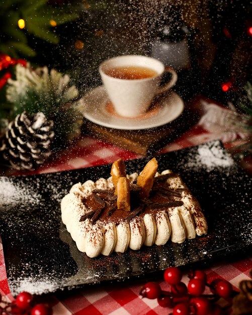 Delicioso tiramisu polvilhado com cacau e chocolate