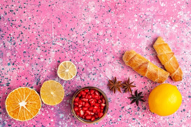 Deliciosos bagels com limão na mesa rosa