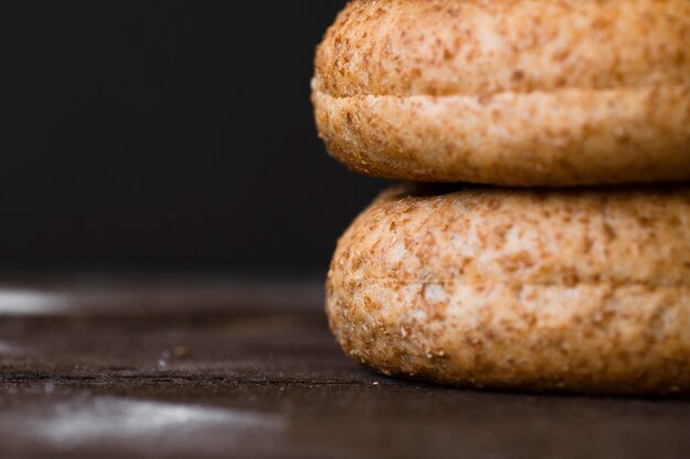 Deliciosos bagels de close-up com sementes