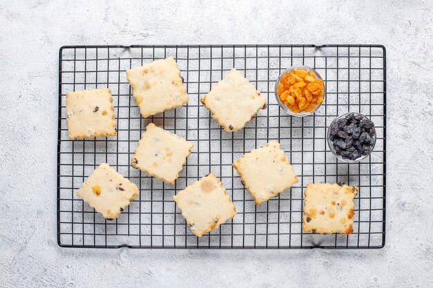 Deliciosos biscoitos caseiros com passas.