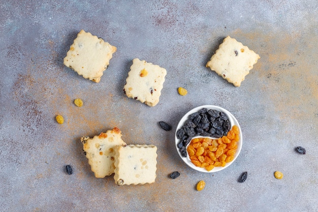 Deliciosos biscoitos caseiros com passas.