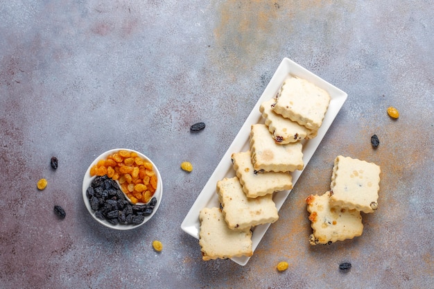 Deliciosos biscoitos caseiros com passas.