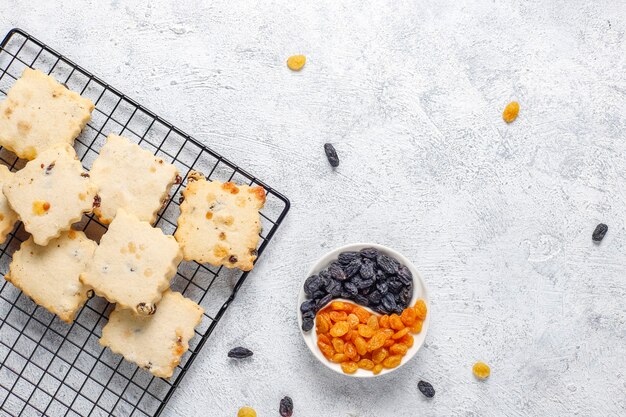 Deliciosos biscoitos caseiros com passas.