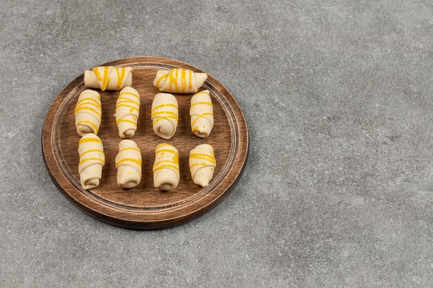 Deliciosos biscoitos caseiros na tábua de madeira