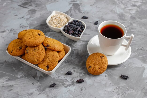 Deliciosos biscoitos com passas e aveia, vista superior