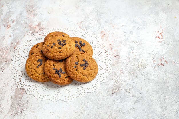 Deliciosos biscoitos de açúcar de frente para a massa de areia no espaço em branco