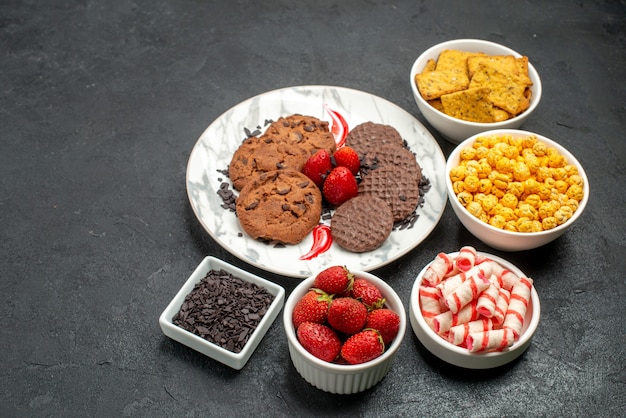 Deliciosos biscoitos de chocolate com salgadinhos de frente