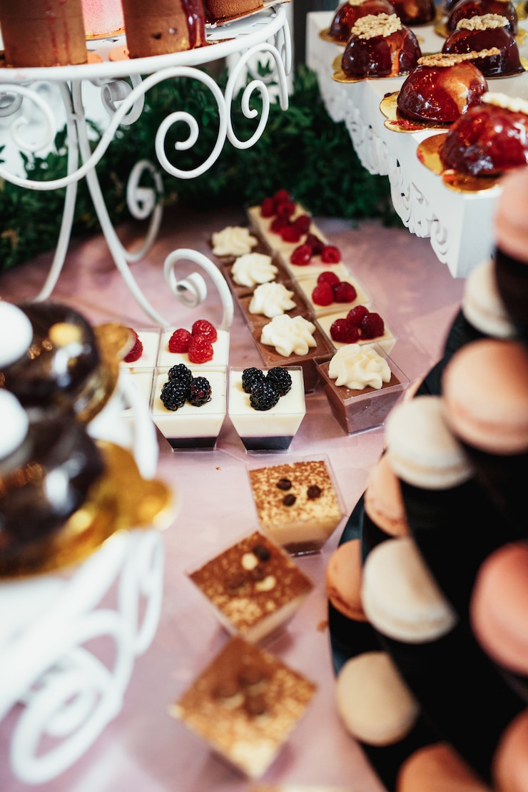 Foto grátis deliciosos biscoitos de chocolate no prato
