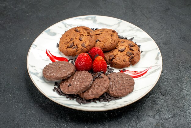 Deliciosos biscoitos de chocolate para chá dentro do prato de frente