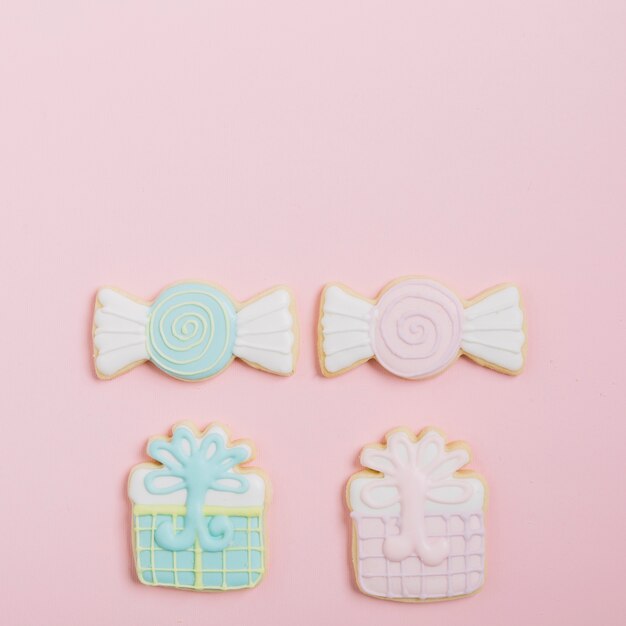 Deliciosos biscoitos decorados em pano de fundo rosa