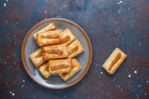 Deliciosos biscoitos frescos com geléia por cima.