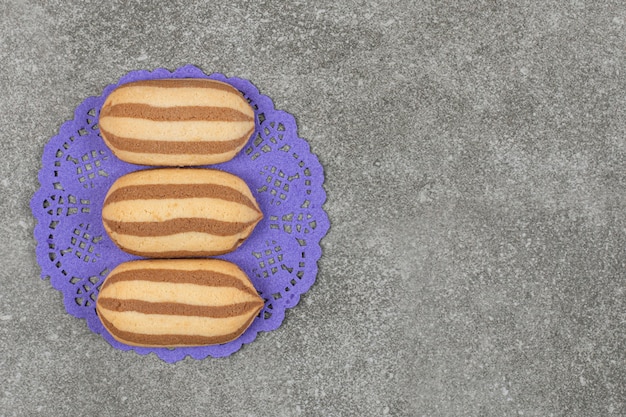 Deliciosos biscoitos listrados de chocolate em guardanapo azul