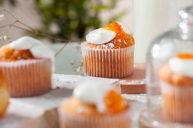 Deliciosos bolinhos com arranjo de cobertura