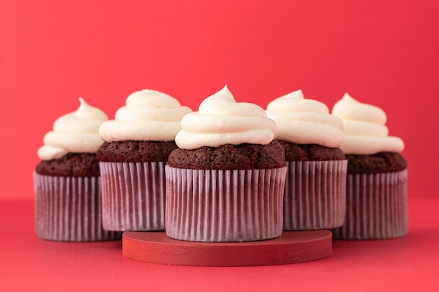 Deliciosos bolinhos com arranjo de creme