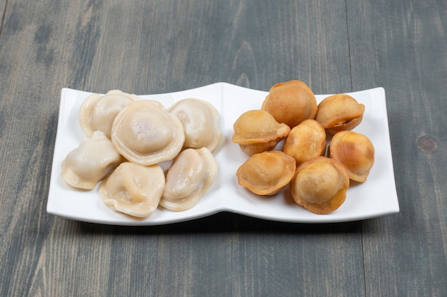 Foto grátis deliciosos bolinhos fritos e cozidos em um prato branco