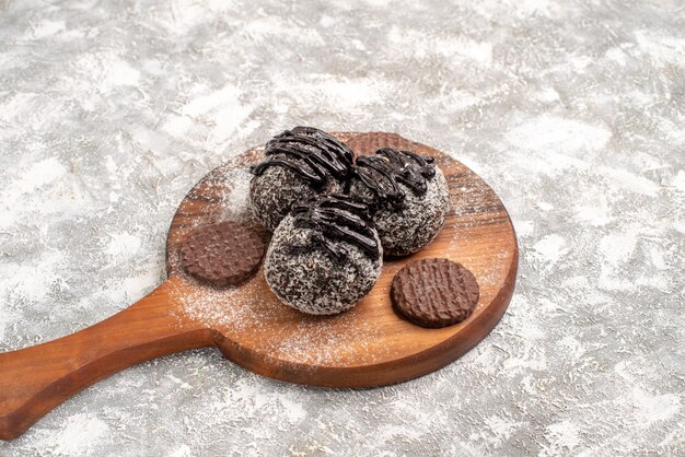 Deliciosos bolos de chocolate com biscoitos no espaço em branco de vista frontal