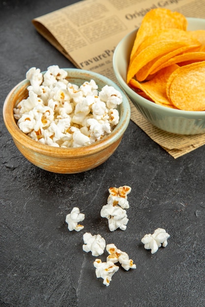 Foto grátis deliciosos cips de queijo com diferentes petiscos em fundo escuro de vista frontal