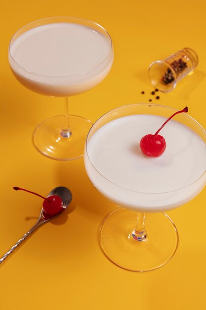 Deliciosos coquetéis daiquiri alto ângulo