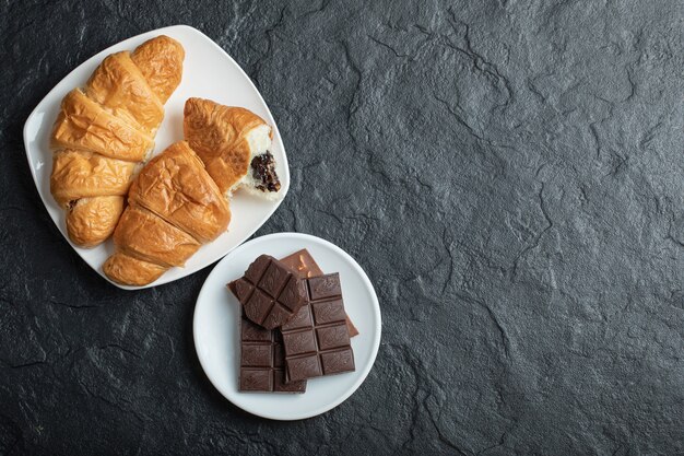 Deliciosos croissants com saborosas barras de chocolate.