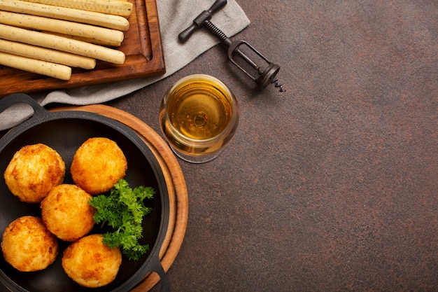 Deliciosos croquetes de comida frita com vista de cima