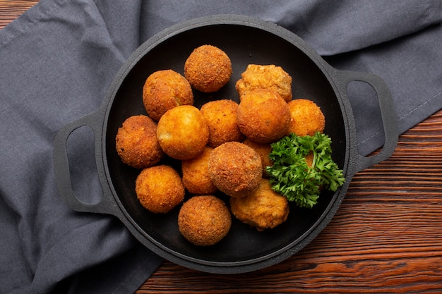 Deliciosos croquetes de comida vista de cima