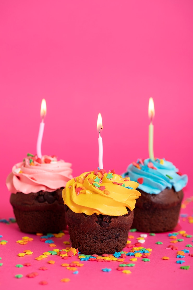 Foto grátis deliciosos cupcakes coloridos cobertos de glacê