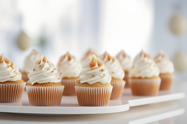 Deliciosos cupcakes com arranjo de esmalte