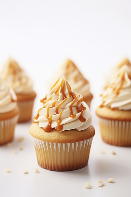 Foto grátis deliciosos cupcakes com arranjo de esmalte