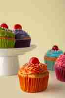 Foto grátis deliciosos cupcakes de arco-íris natureza morta