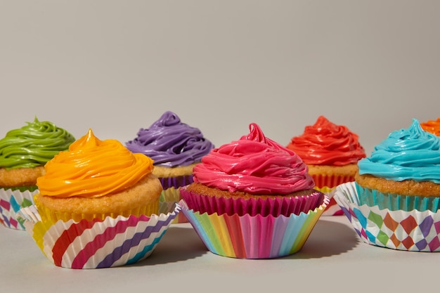 Foto grátis deliciosos cupcakes de arco-íris natureza morta