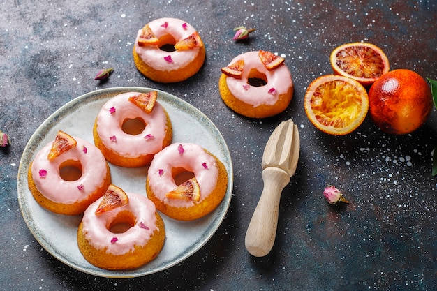 Foto grátis deliciosos donuts caseiros com cobertura de laranja sanguínea.