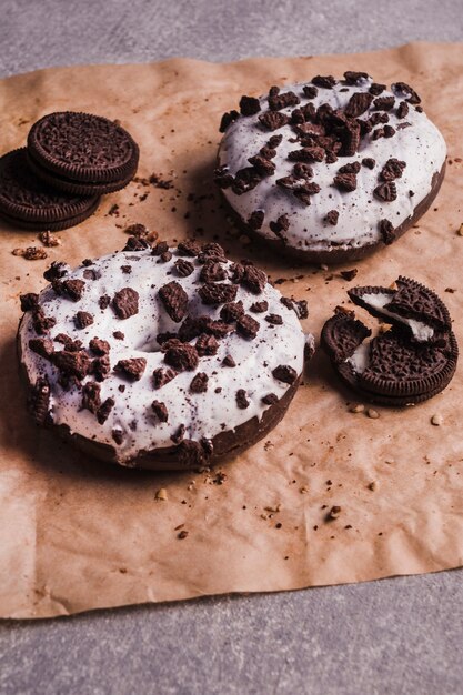 Deliciosos donuts e biscoitos de chocolate