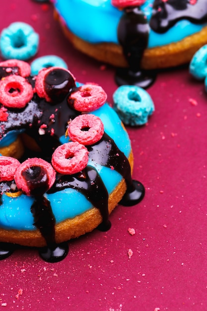 Foto grátis deliciosos donuts em rosa