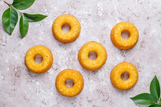 Foto grátis deliciosos donuts simples, vista superior