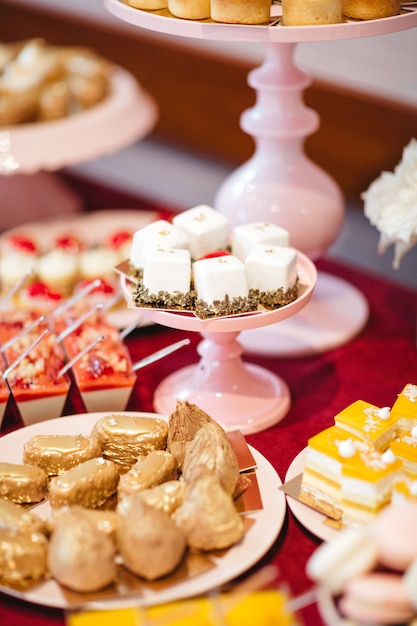 Foto grátis deliciosos e refinados doces para celebrar as festas