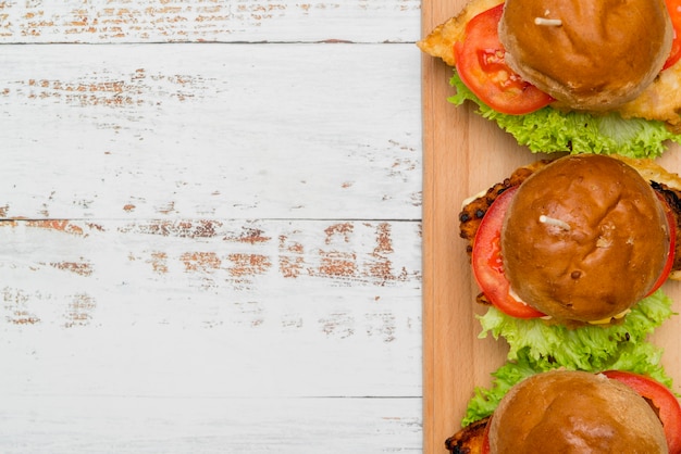 Foto grátis deliciosos hambúrgueres com espaço de cópia