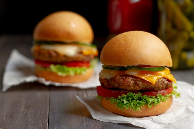Deliciosos hambúrgueres na mesa Foto Premium