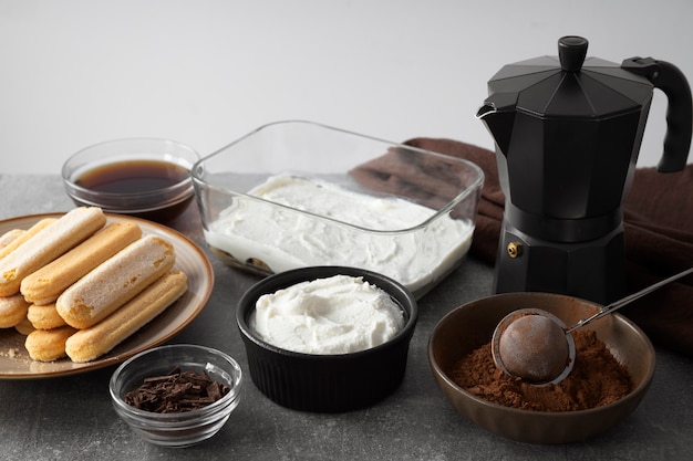 Deliciosos ingredientes tiramisu alto ângulo