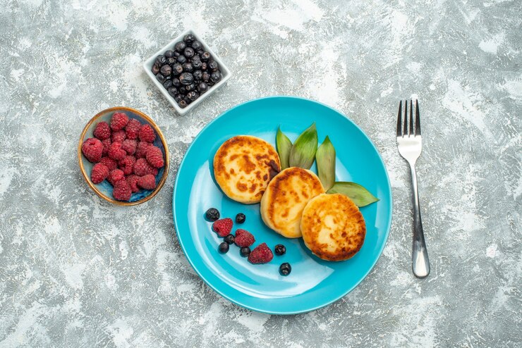 Foto grátis deliciosos muffins com frutas vermelhas na vista de cima