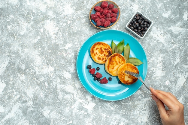 Deliciosos muffins com frutas vermelhas na vista de cima